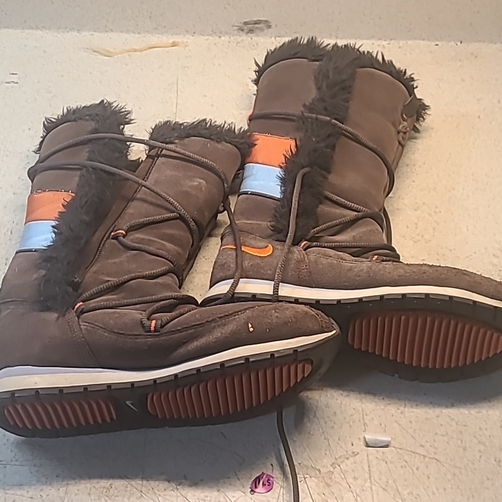 Nike women's snow boots size 6